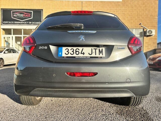 PEUGEOT 208