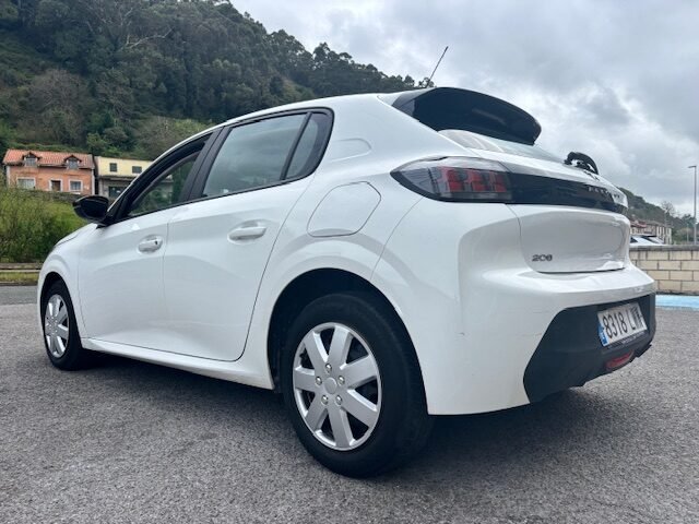PEUGEOT 208