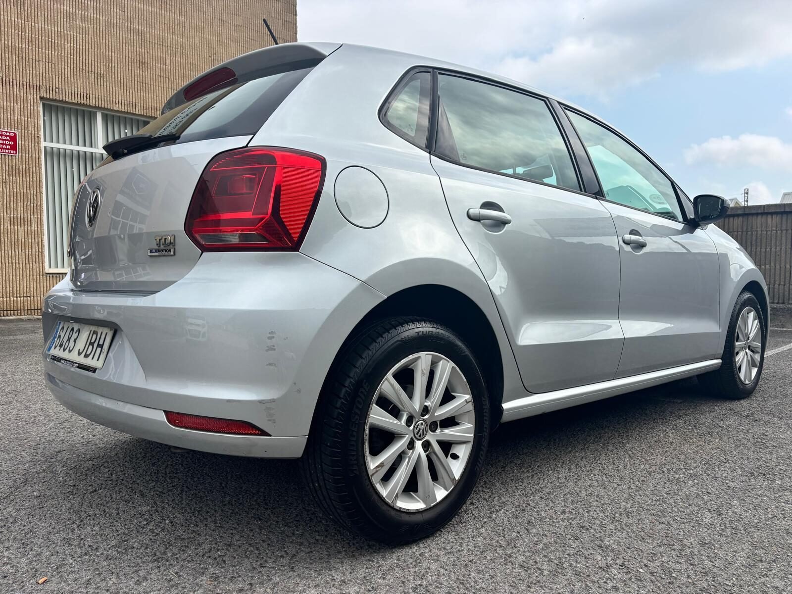 VOLKSWAGEN POLO