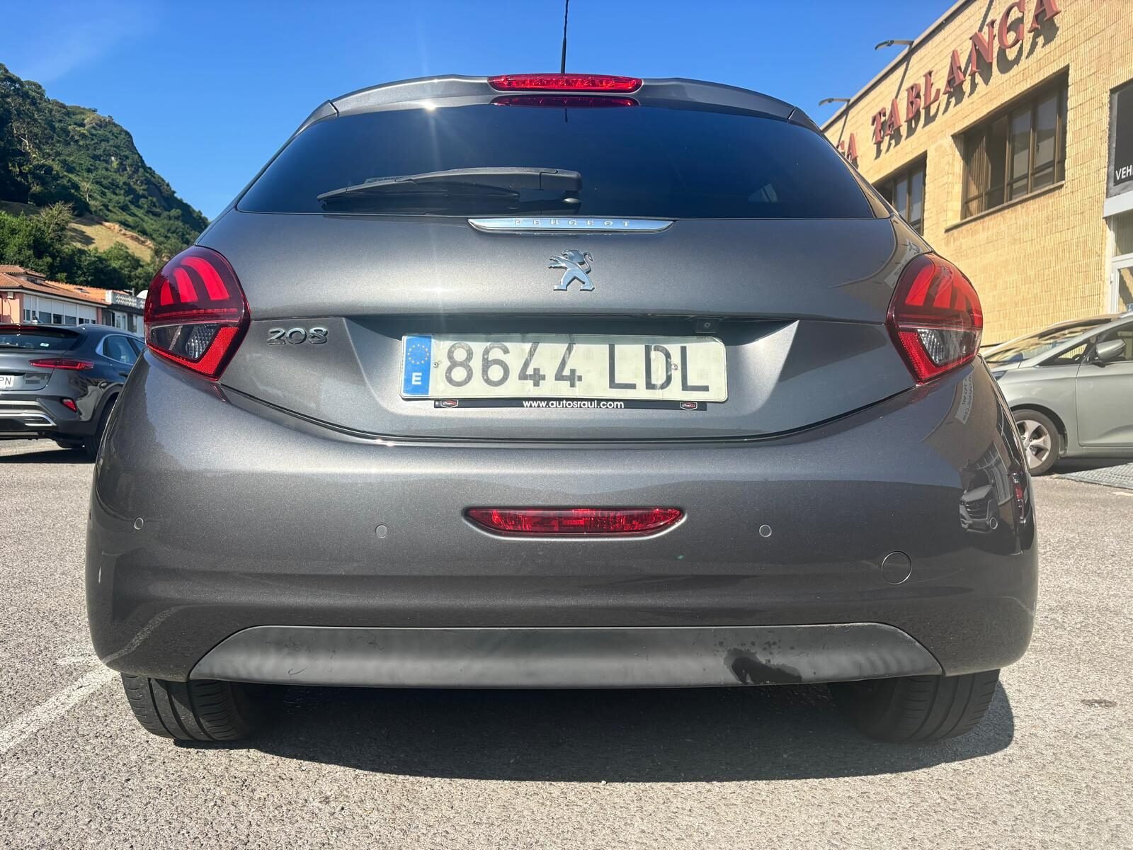 PEUGEOT 208