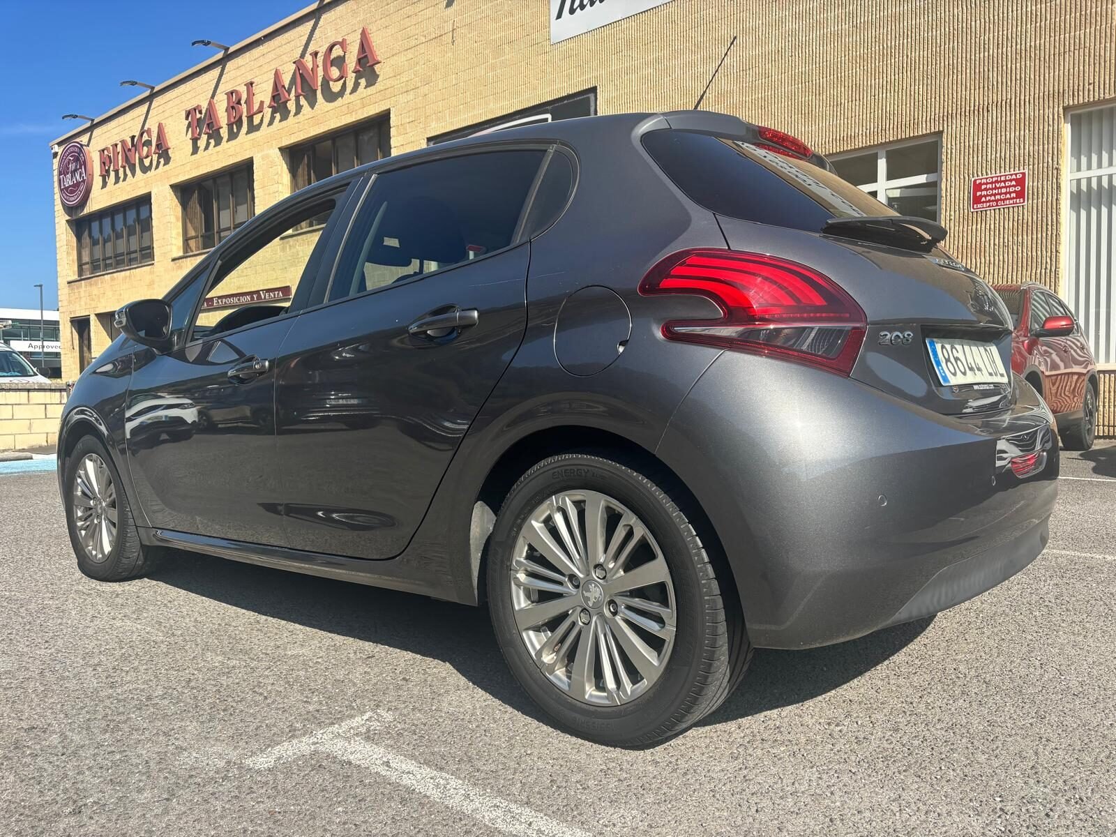 PEUGEOT 208